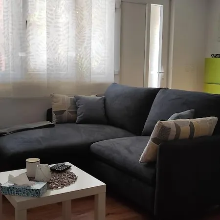 Modern In 公寓 *